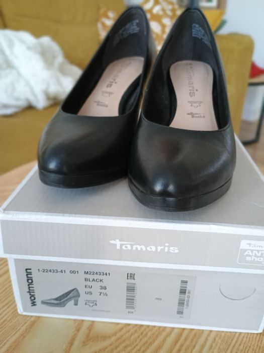 Czarne czółenka Tamaris