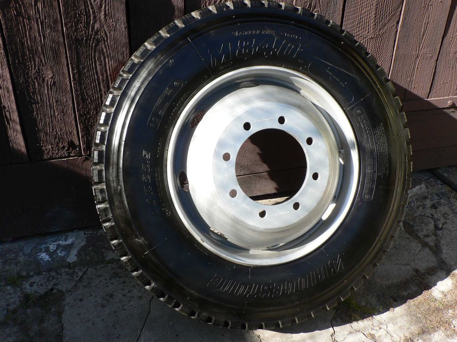 Opona z felgą 10 R / 22,5 - nowa