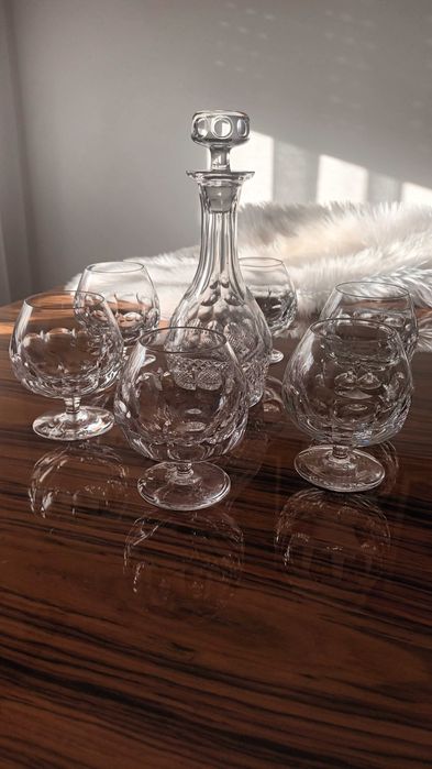 Copos e garrafa em cristal
