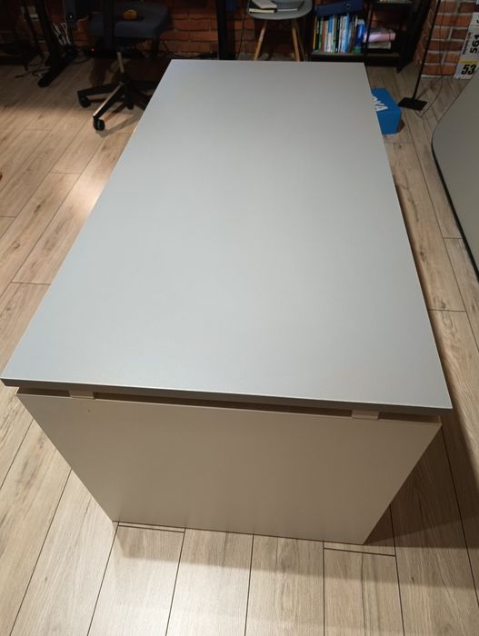 Biurko z dużym blatem