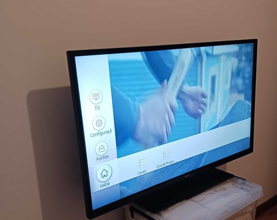 TV LED Kunft 44 polegas  como nova