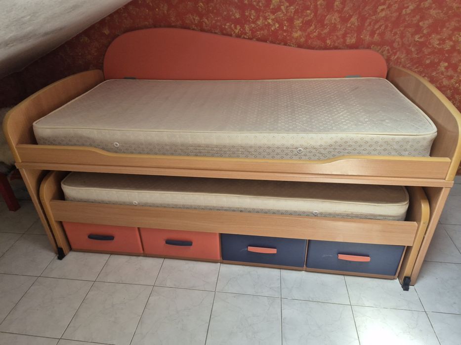Cama solteiro ideal p crianças  com 2 colchões seminova