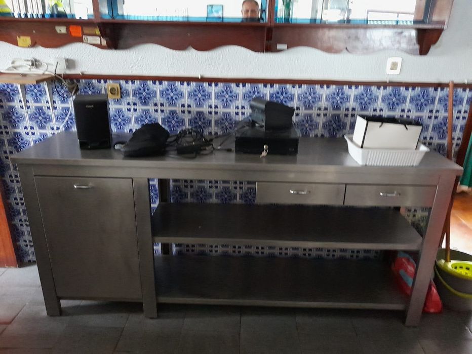 Balcão de frio e escaparates.