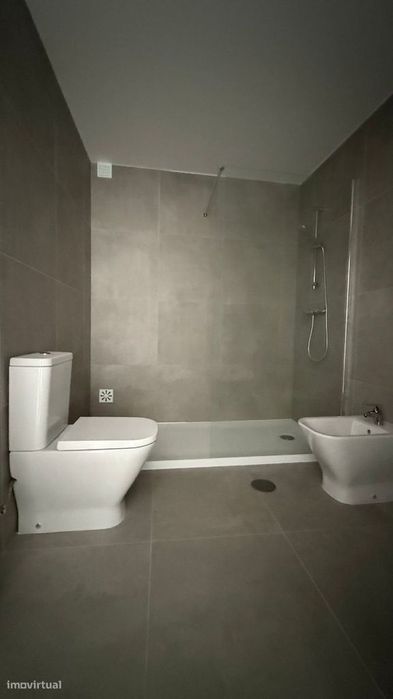 Apartamento T0 com parqueamento e vistas de mar