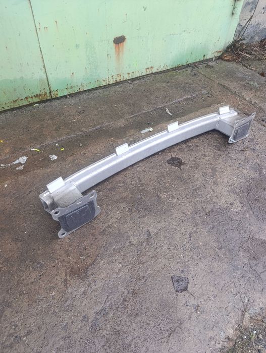 Продам задний усилитель бампер audi A4 B9