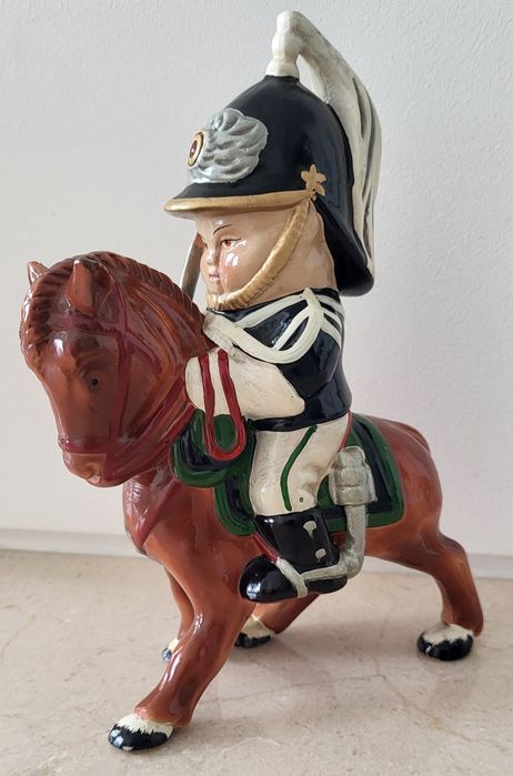 Cavaleiro GNR em cavalo castanho em faiança portuguesa - 20 cm x 19 cm