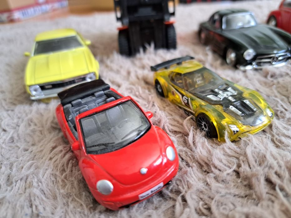 9 pojazdów,  w większości metalowych, w tym wózek widłowy