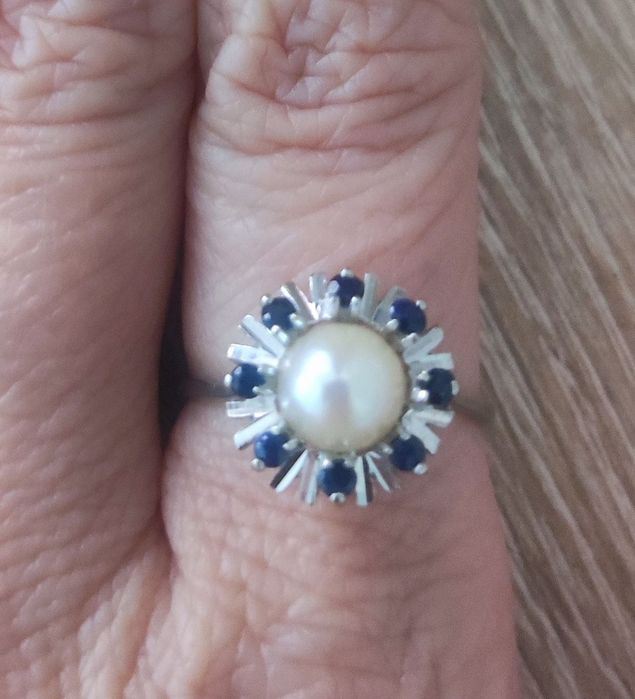 Вінтажна золота каблучка з перлиною та сапфірами.