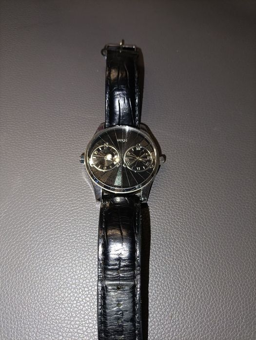 Zegarek z dwoma tarczami Guess