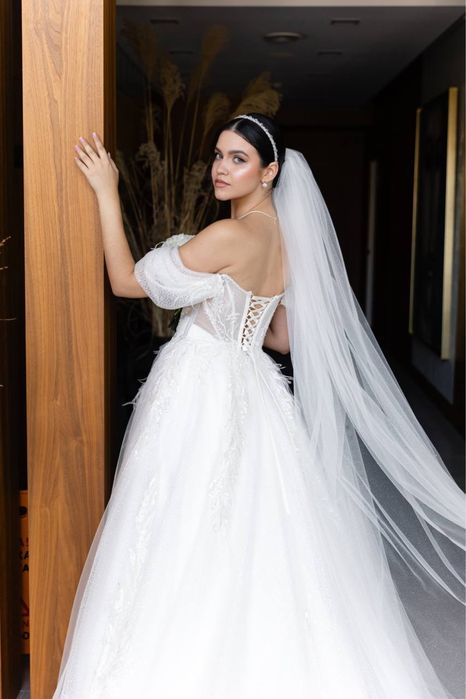 Весільна сукня з шлейфом