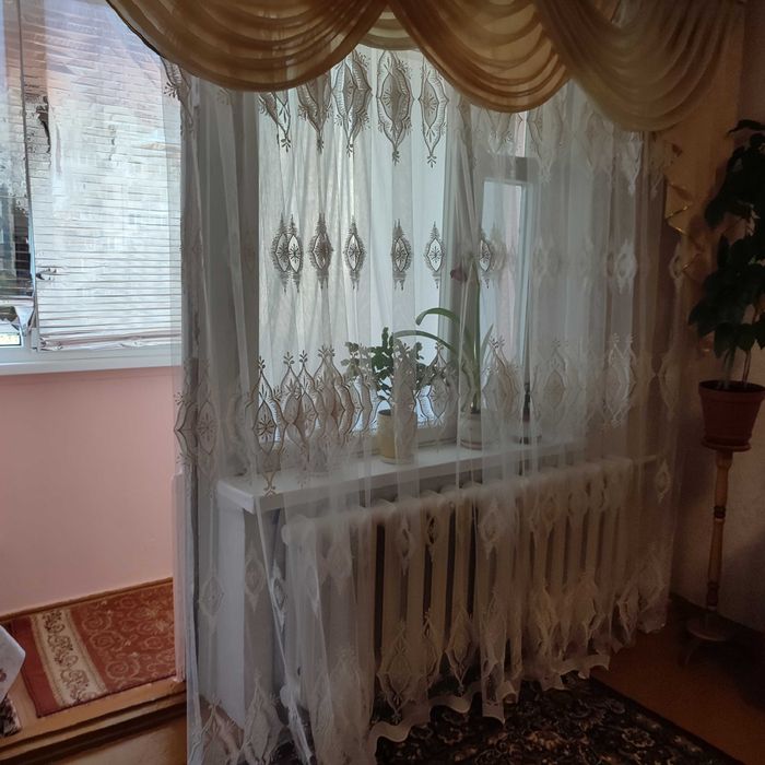 Здаеться окрема кімната для дівчини, всі зручності