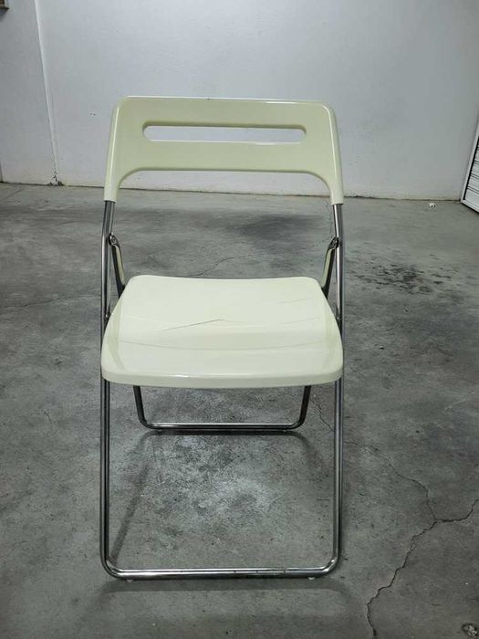 Cadeira de Plástico e Metal