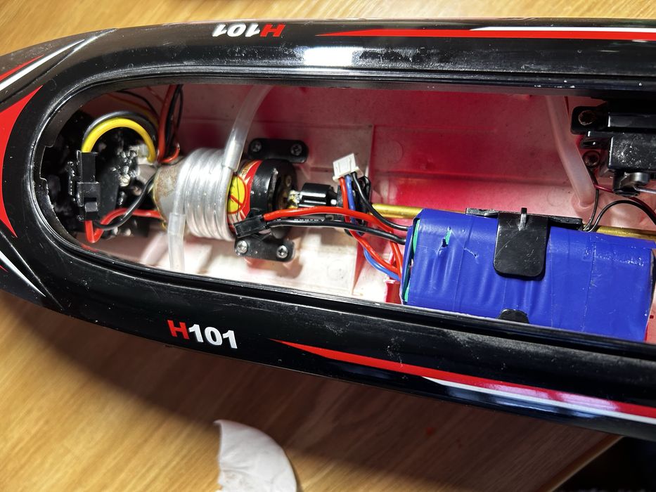 Моторний катер на пулті управління