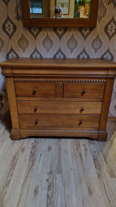 Drewniana komoda z lustrem