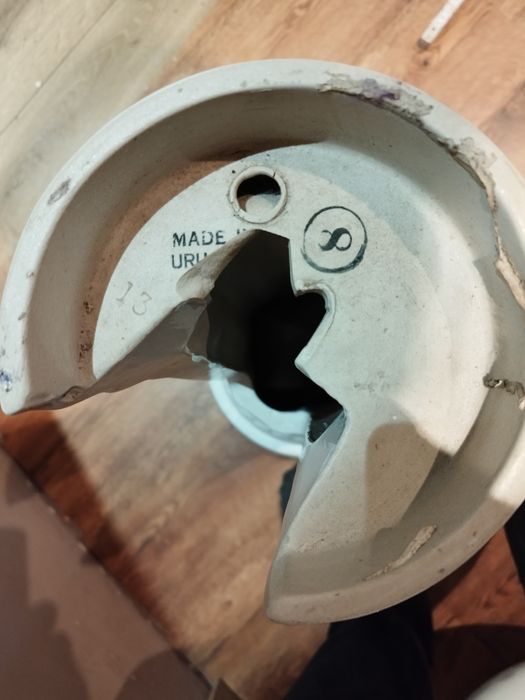 Stara umywalka z trzema kranami