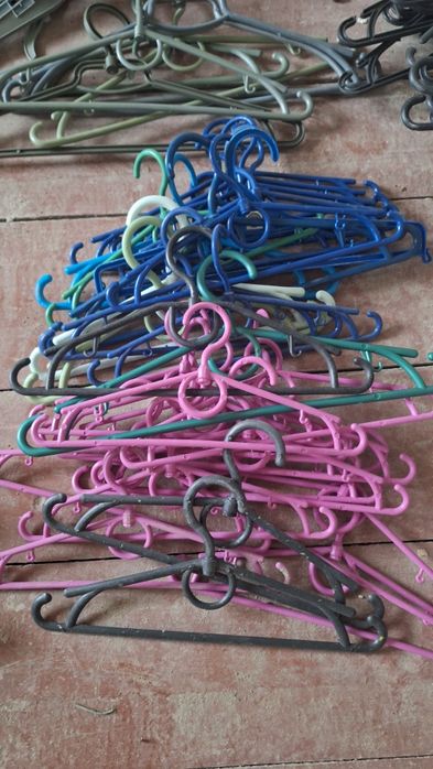 Вішаки для одягу різні