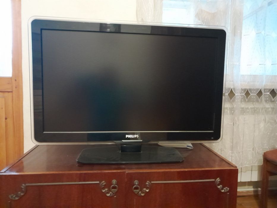 Телевізор PHILIPS, рідкокристалічний. Розмір екрану 82×46 см.