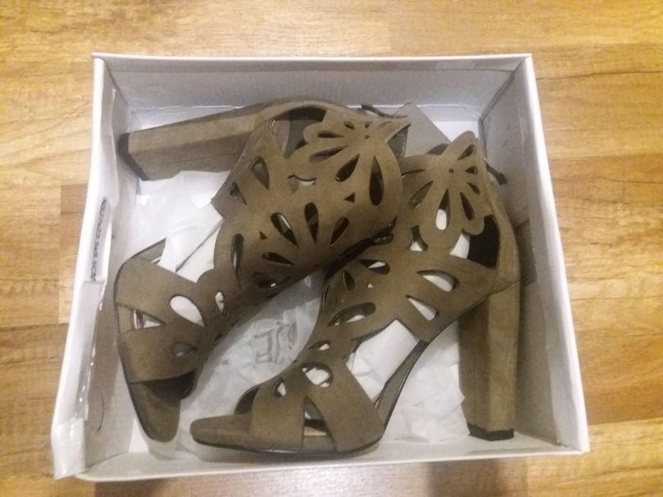 Nowe sandały damskie na wysokim obcasie 37