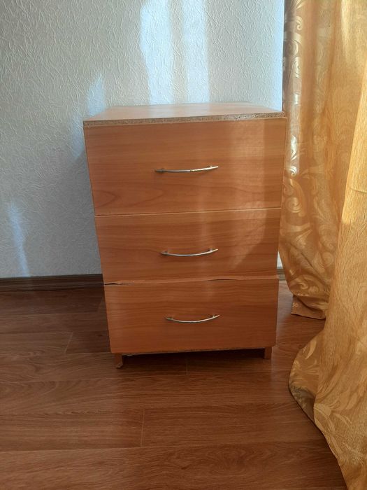 Продам тумбочку прикроватну.