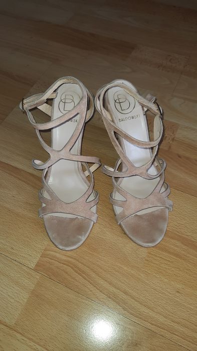 Beżowe sandałki Baldowski 38