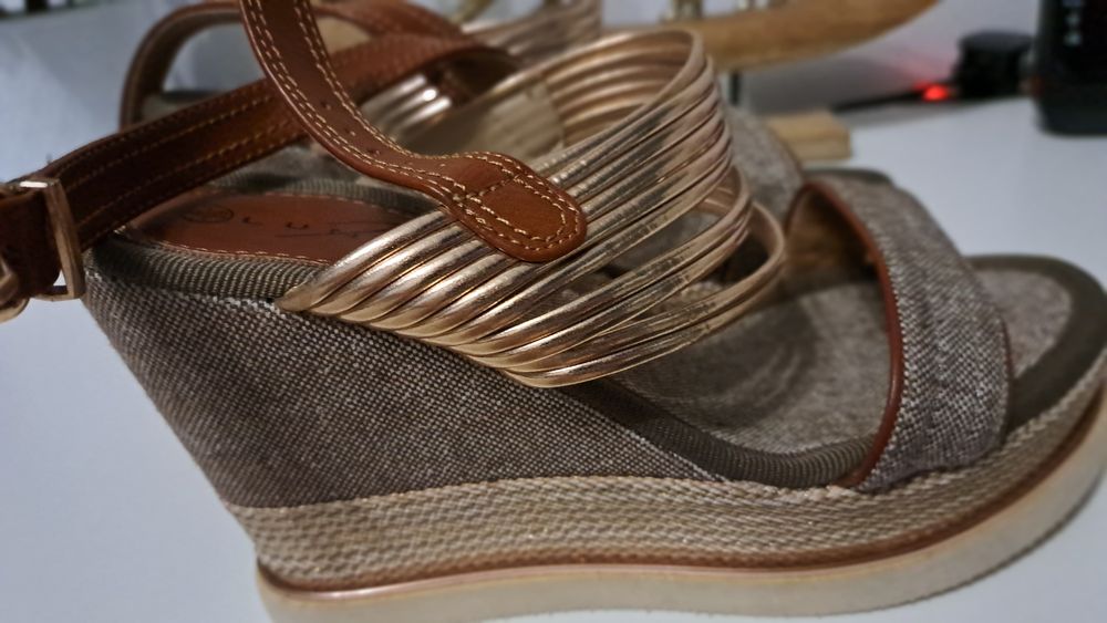 Sandały na koturnie, nowe Lunar