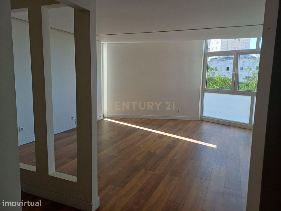 Apartamento T4 remodelado e com varandas frente ao Spacio Shopping dos