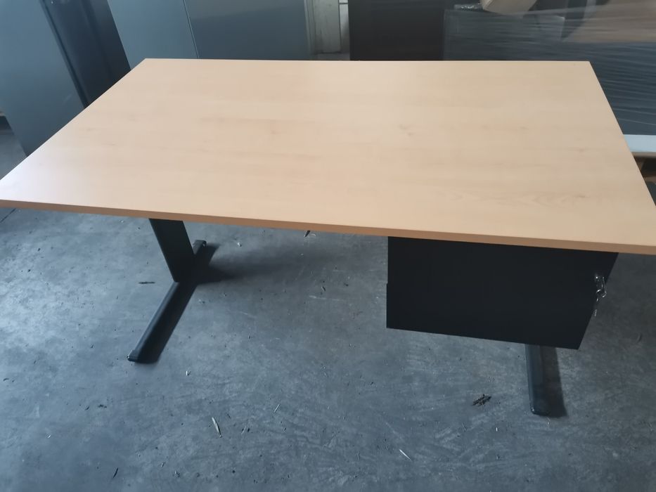 Secretária com bloco de gavetas