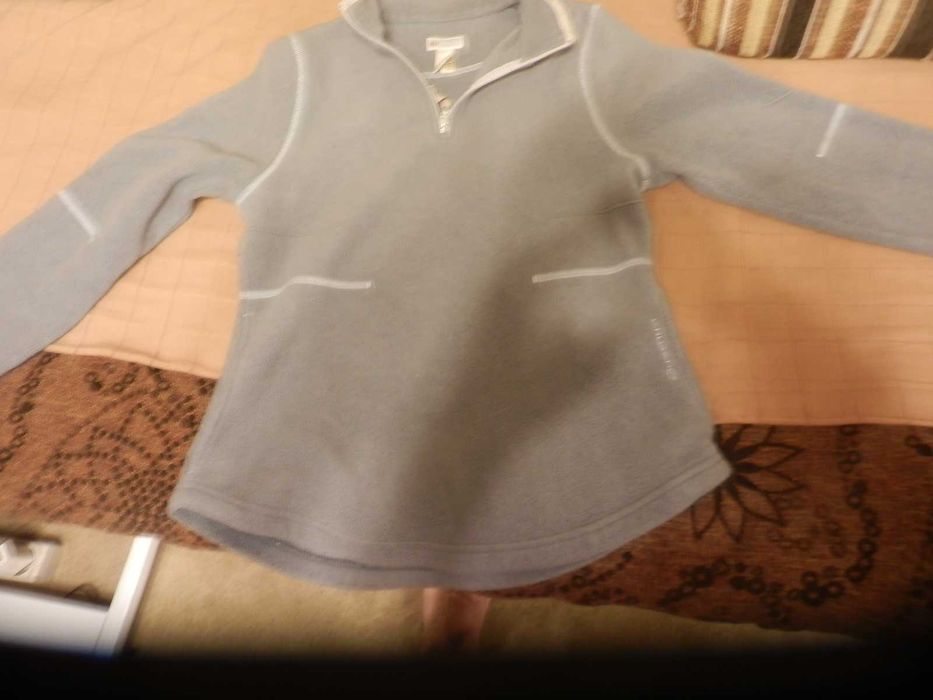 Кофта теплая серенькая.
