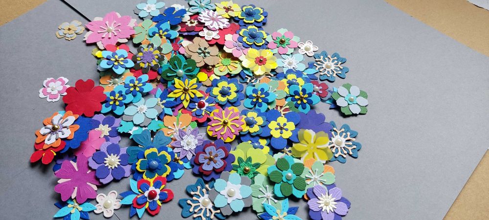 Zestaw kwiatków 3d scrapbooking 150 sztuk