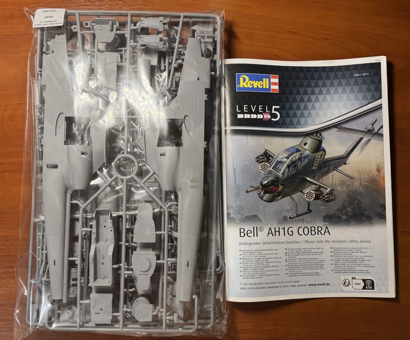 Збірна пластикова модель 1/32 гелікоптер AH-1G Cobra Revell 03821