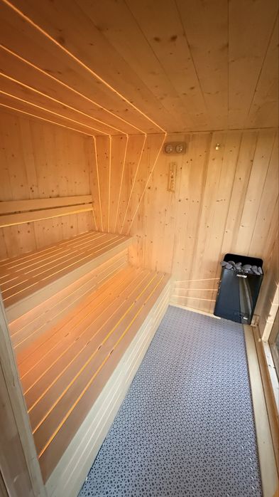 Sauna du duża na wymiar z montażem