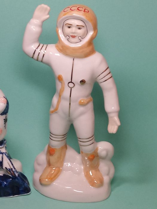 Статуэтка фарфоровая.