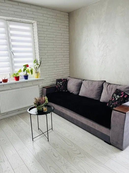 Продається велика  2-х кімнатна квартира з ремонтом. Постанови