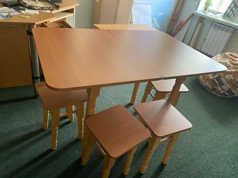 Кухонний комплект стіл та 4 табурети