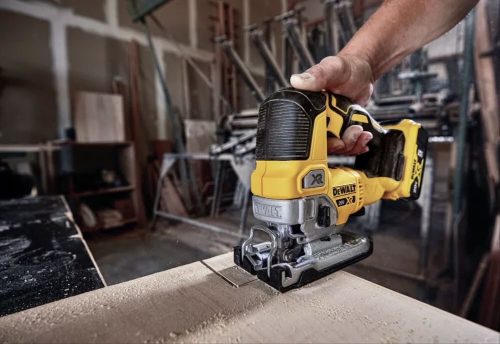 Акумуляторний лобзик Dewalt DCS334.20v