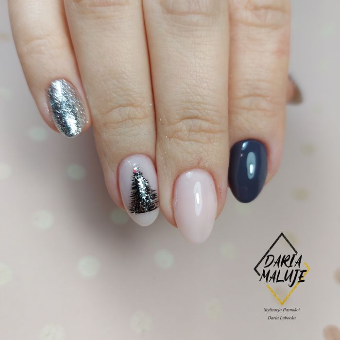 Mobilna stylizacja paznokci.