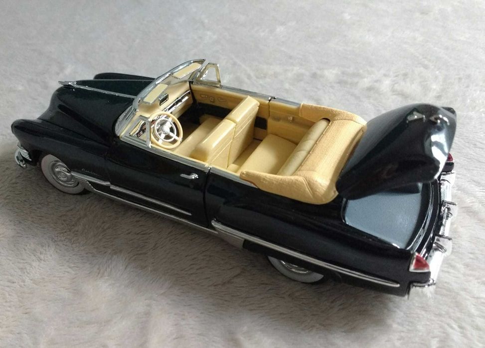 coleção de quatro miniaturas de automóveis antigos