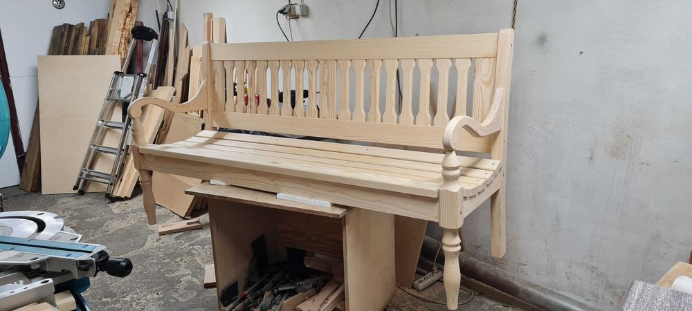 drewniana ławka ogrodowa