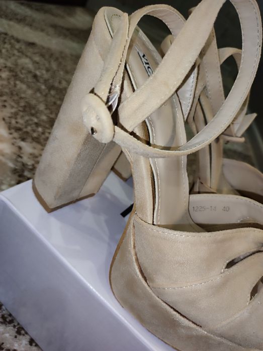 Женские босоножки