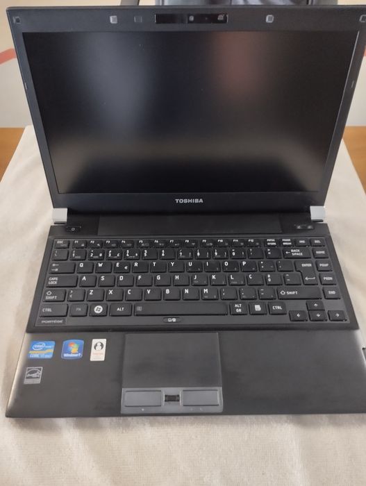 Portátil TOSHIBA. R830