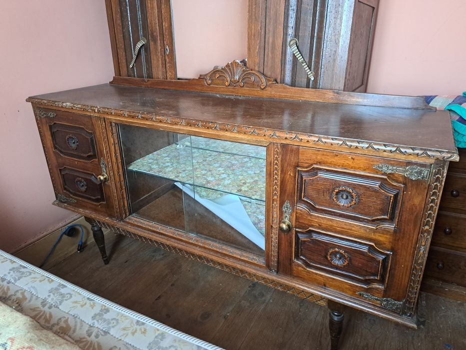 Móveis antigos  (aparador, cristaleira, cômada, camas, etc)