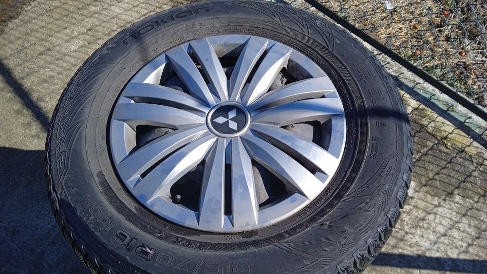 Колеса на мітсубіші ,р 16/215/70 nokian