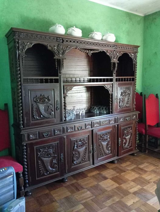 Móvel e mesa de sala antigos.