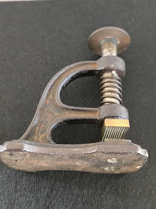 Antigo selo branco, (séc. XIX/XX) em metal, com pega em metal circular