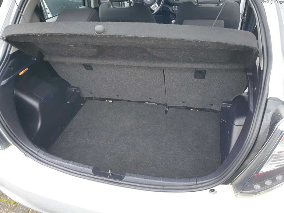 Toyota Yaris 2014 em bom estado