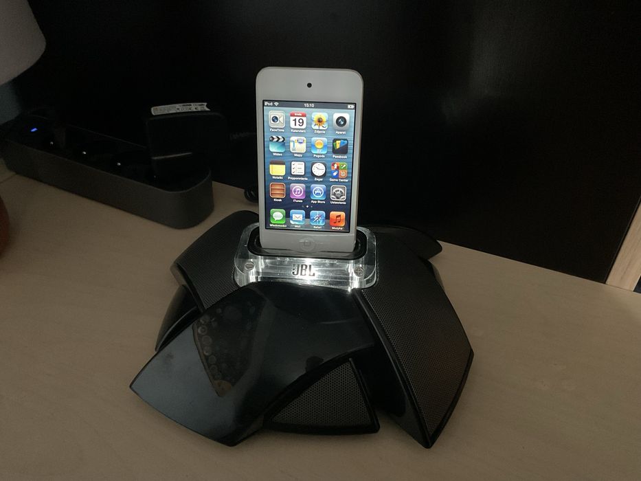 Apple iPod Touch 16GB + JBL On Stage IV stacja dokująca z głośnikami