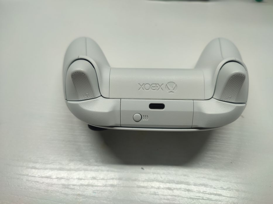 Pad Xbox series x z analogiami TMR