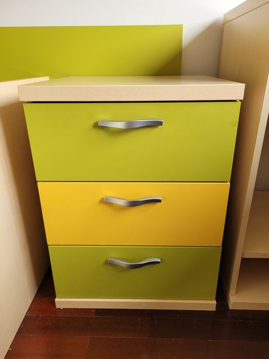 Conjunto Mobília Jovem (Cama, Prateleiras, Secretária, Cómodas)