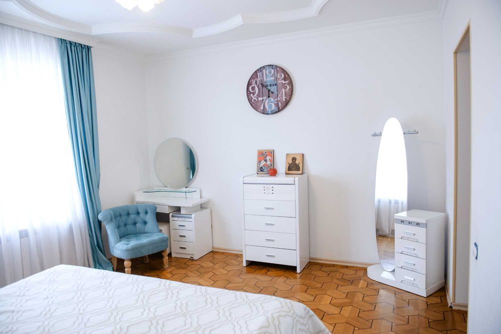 Оренда будинку на березі Дніпра з басейном.