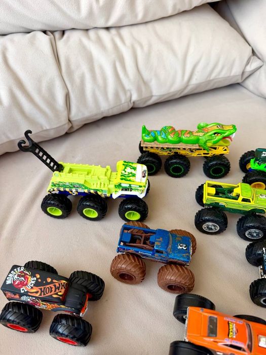 Дитячі Hot Wheels монстертраки та спецтехника